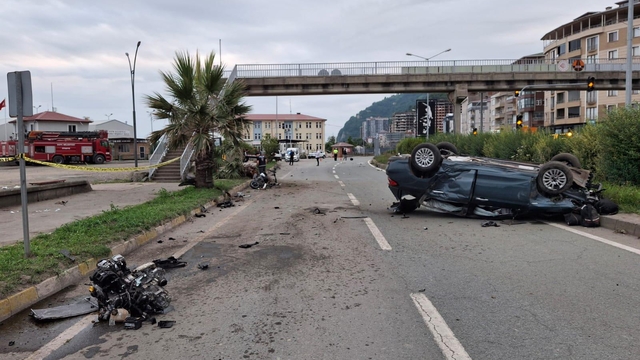 Artvin'de otomobil ile motosikletin çarpıştığı kazada 2 kişi öldü