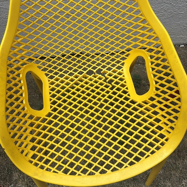 Spor kompleksinde sandalyeleri kıran 4 kişi , geri dönüp özür diledi