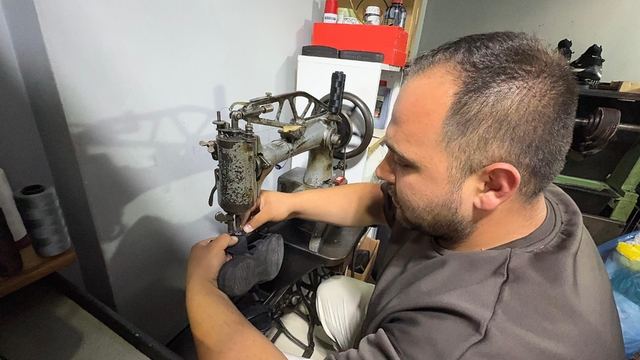 Giresun'da baba oğul 20 yıldır birlikte ayakkabı tamir ediyor