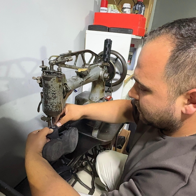 Giresun'da baba oğul 20 yıldır birlikte ayakkabı tamir ediyor