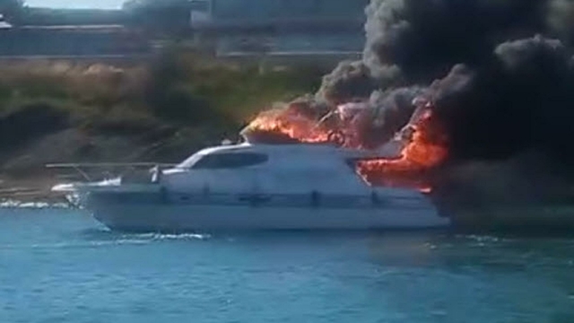 Çeşme'de marinada bağlı motoryat yandı; o anlar kamerada