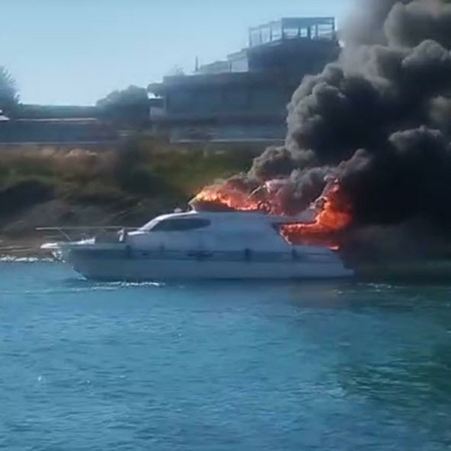 Çeşme'de marinada bağlı motoryat yandı; o anlar kamerada
