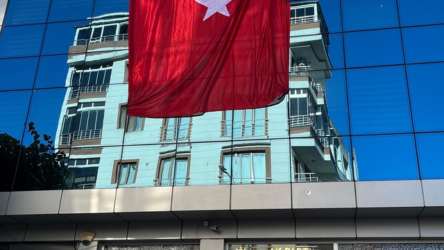 AK Parti Kırklareli İl Başkanlığına "Terörsüz Türkiye"ye destek için Türk bayrağı asıldı