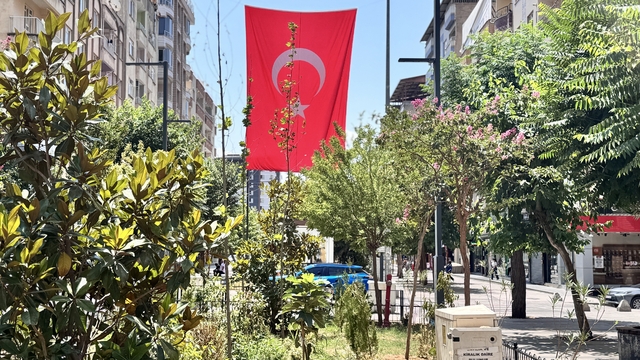 Siirt'te kamu binalarına ve caddelere "Terörsüz Türkiye"ye destek için Türk bayrakları asıldı