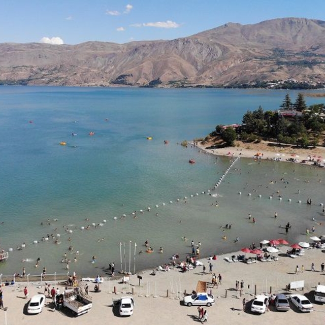 Yüzerken kalp krizi geçirip, öldü