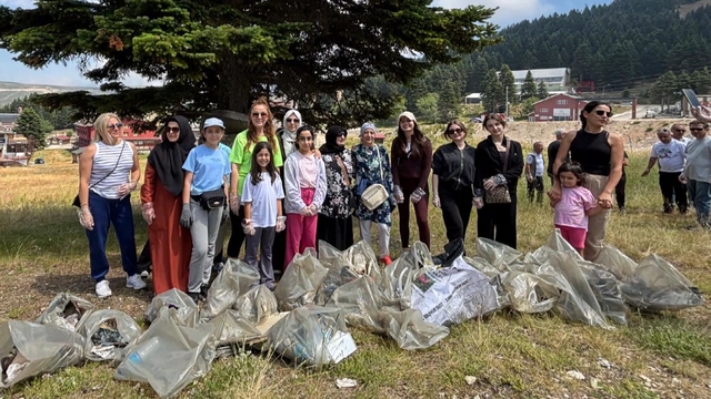 Kayak öğretmenleri, Uludağ'da yangın riskini artıran atık camlar ile çöpleri topladı