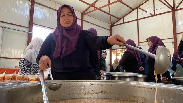Antalya'da imece usulü kazanlarda pişirilen aşure vatandaşlara dağıtıldı
