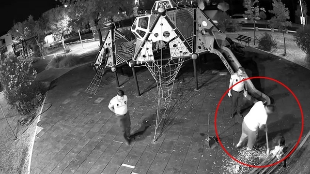 Zabıta gözetiminde yere attıkları çekirdek kabuklarını temizlediler