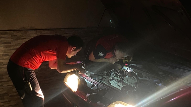 Otomobilin motoruna sıkışan yavru kedi kurtarıldı