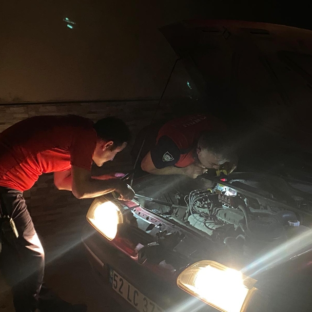 Otomobilin motoruna sıkışan yavru kedi kurtarıldı
