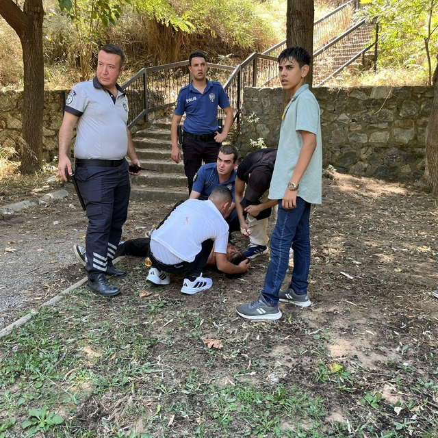 Kar maskeli saldırgan, 16 yaşındaki Ayhan'ı kesici aletle başından yaraladı