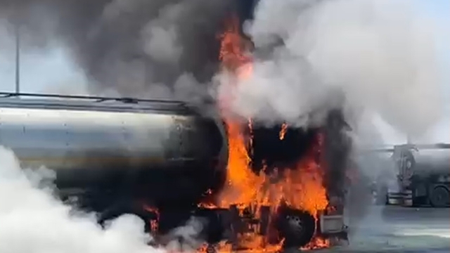 Şırnak'ta akaryakıt yüklü tanker, alev alev yandı