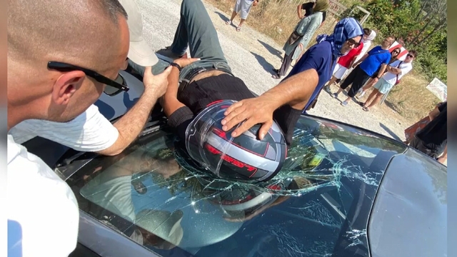 Otomobilin çarptığı motosikletin sürücüsü, düştüğü aracın üzerinde ambulans bekledi