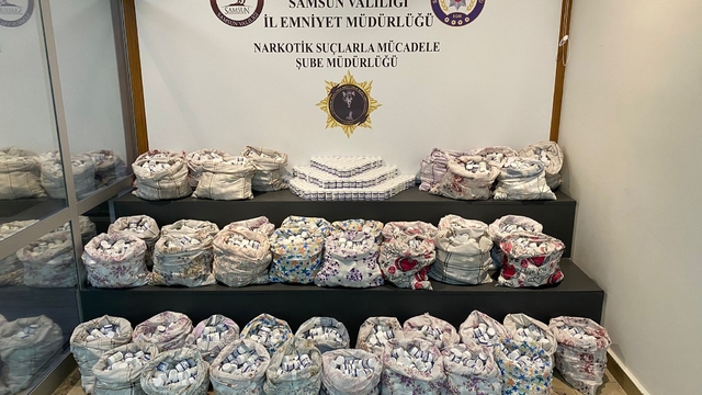 Yastık kılıflarında 265 bin sentetik hap ele geçirildi