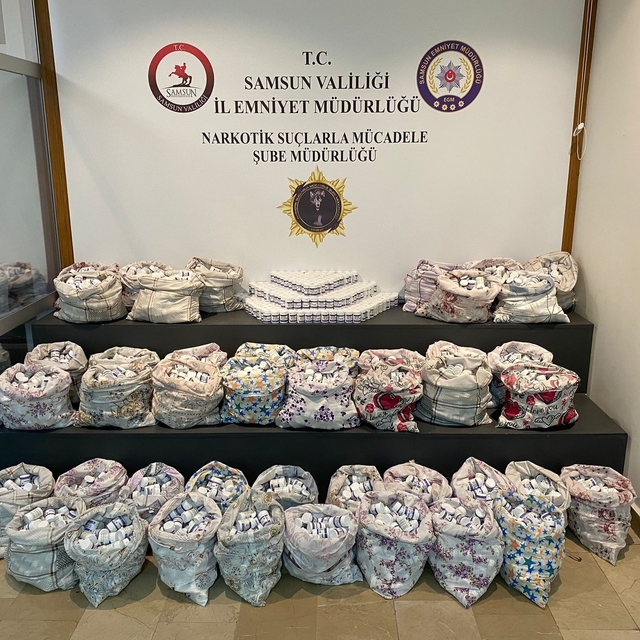 Yastık kılıflarında 265 bin sentetik hap ele geçirildi