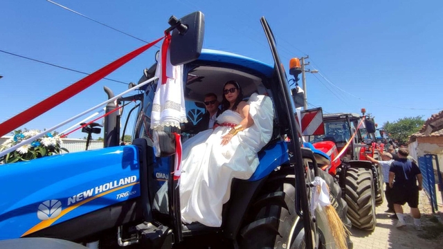 Traktörü gelin arabası yaptılar