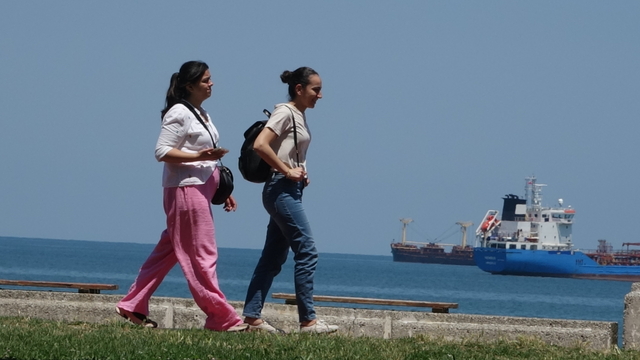 Samsun'da sıcaktan bunalanlar gölgelerde serinledi