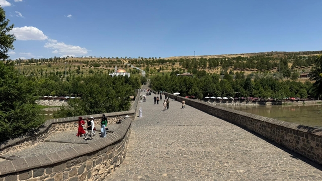 Diyarbakır'da hava sıcaklıkları 45 dereceyi geçti, tarihi mekanlar boş kaldı