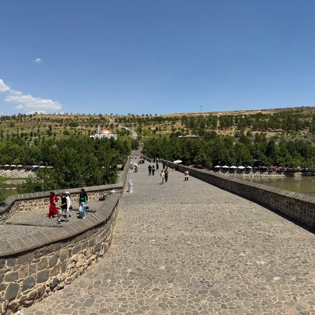 Diyarbakır'da hava sıcaklıkları 45 dereceyi geçti, tarihi mekanlar boş kald...