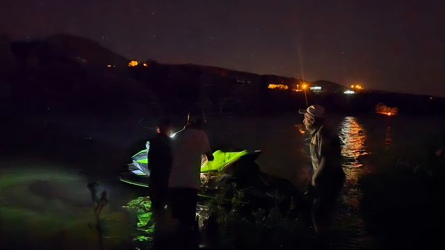 Suların yükselmesiyle oluşan adacıkta mahsur kalan 4 kişi, jet ski ile kurtarıldı