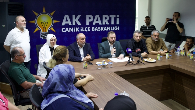 Samsun'da "Terörsüz Türkiye"ye destek amacıyla vatandaşlara Türk bayrağı dağıtıldı