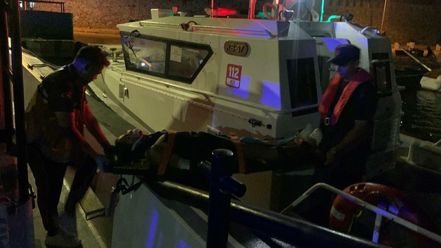 Bozcaada'da trafik kazası geçiren kadın, Sahil Güvenlik botu ile tahliye edildi