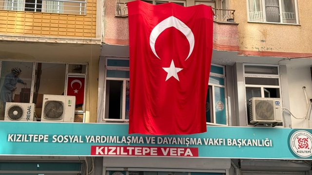Mardin'de kamu binalarına ve caddelere "Terörsüz Türkiye"ye destek için Türk bayrakları asıldı