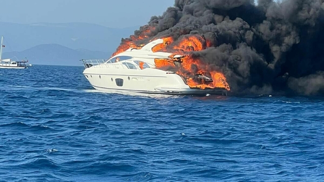Bodrum'da motoryat alev alev yandı