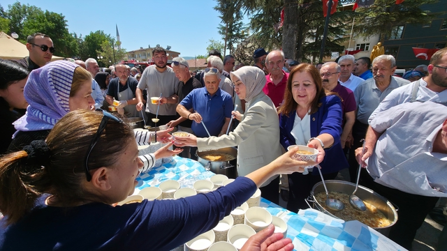Gümüşhacıköy Belediyesi vatandaşlara aşure dağıttı