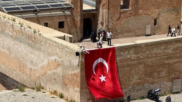 Ağrı'da kamu binalarına ve caddelere "Terörsüz Türkiye"ye destek için Türk bayrakları asıldı