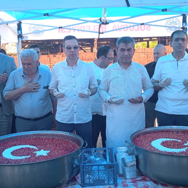 Suluova Belediyesi vatandaşlara aşure dağıttı