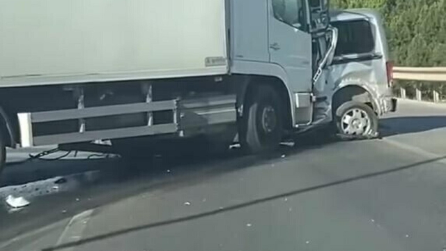 Karşı şeride geçip, TIR'la çarpışan hafif ticari aracın sürücüsü öldü