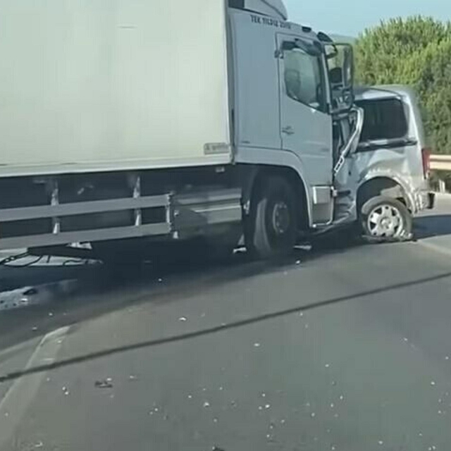 Karşı şeride geçip, TIR'la çarpışan hafif ticari aracın sürücüsü öldü