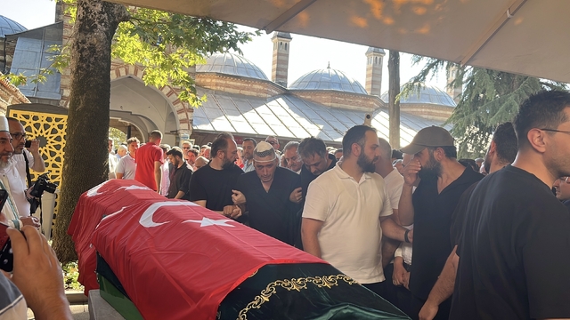 Polis memurunun kazada ölen eşi, bebeği ve baldızı toprağa verildi