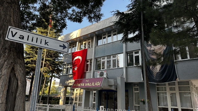 Konya'da kamu binalarına "Terörsüz Türkiye"ye destek için Türk bayrakları asıldı