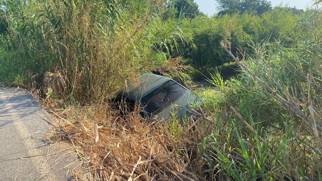 Antalya'da şarampole devrilen otomobildeki  anne ve kızı yaralandı