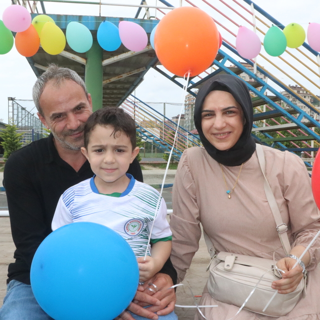 Rize'de kanseri yenen çocuk için gökyüzüne balonlar bırakıldı