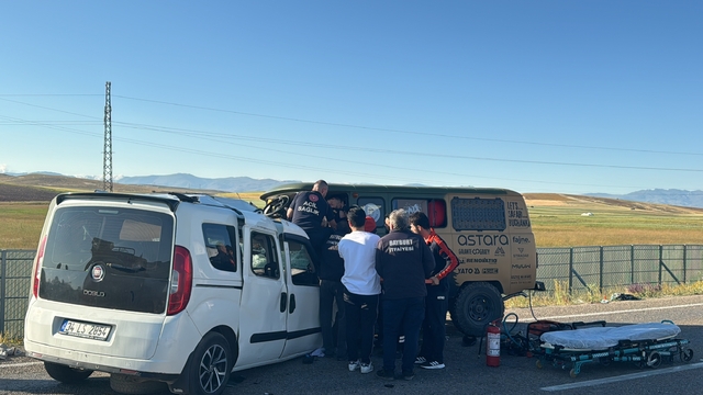 Bayburt'ta hafif ticari araç ile minibüs çarpıştı, 2 kişi öldü, 6 kişi yaralandı