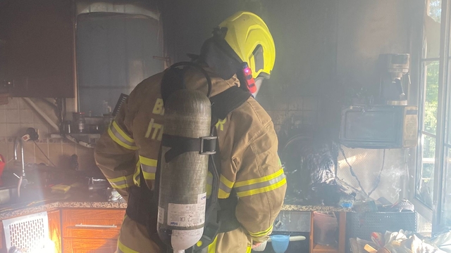 Balıkesir'de ikamette çıkan yangında 2 kişi dumandan etkilendi