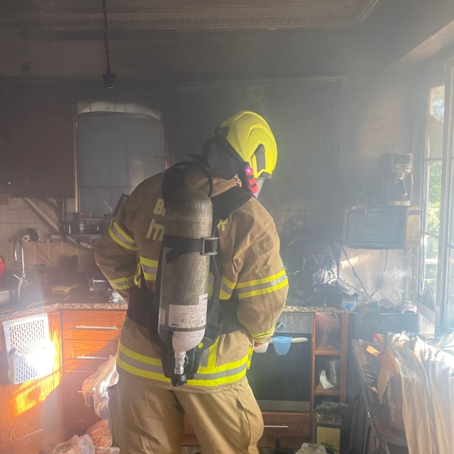 Balıkesir'de ikamette çıkan yangında 2 kişi dumandan etkilendi