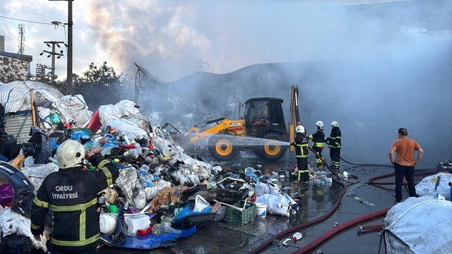 Ordu'da geri dönüşüm tesisinde yangın (2)