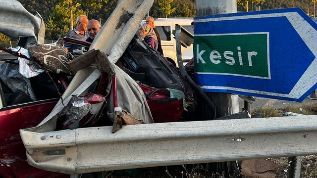 Bursa'da bariyerlere çarpan otomobilin sürücüsü öldü