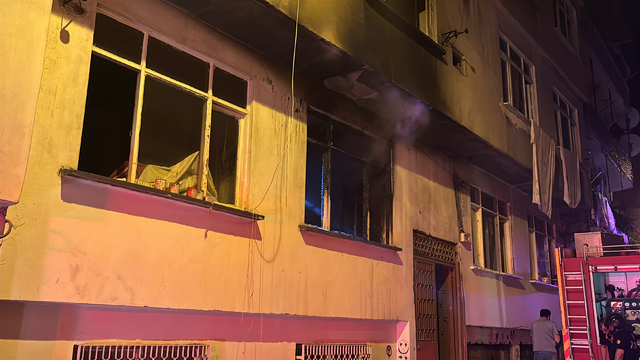 Samsun'da bir binada çıkan yangında 3 kişi dumandan etkilendi