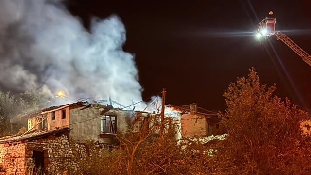 Bursa'da ahşap ev çıkan yangında küle döndü