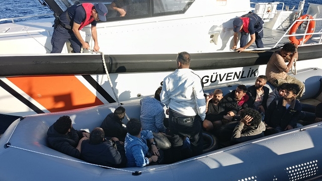 Balıkesir açıklarında 16 düzensiz göçmen yakalandı