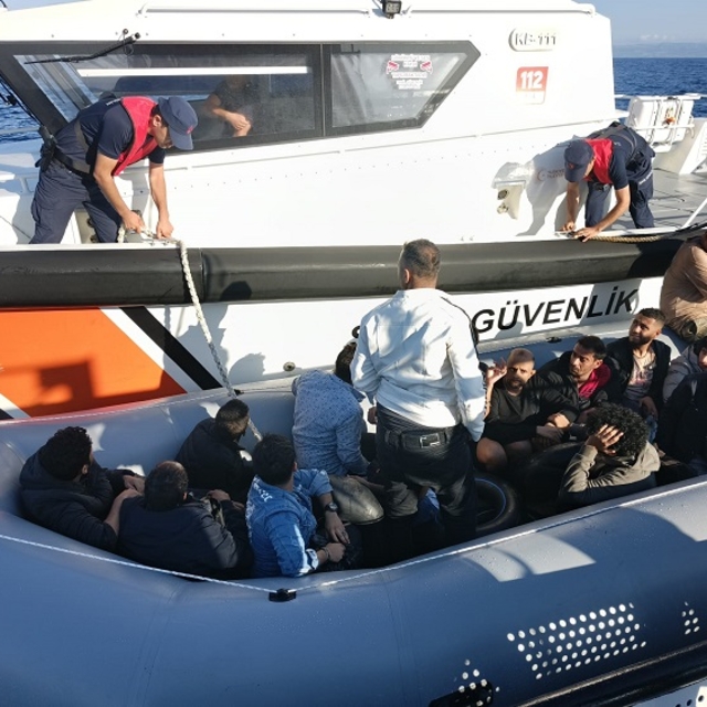 Balıkesir açıklarında 16 düzensiz göçmen yakalandı
