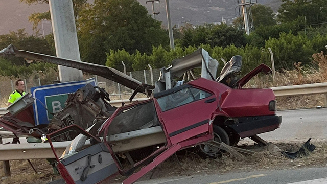 Bursa'da bariyerlere çarpan otomobilin sürücüsü öldü