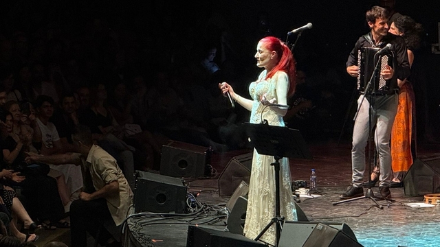 Candan Erçetin ve Barcelona Gipsy Klezmer Orkestrası Bursa'da konser verdi