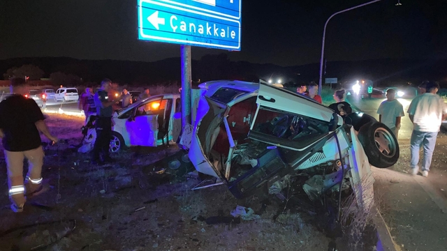 Çanakkale'de iki otomobilin çarpıştığı kazada 3 kişi yaralandı