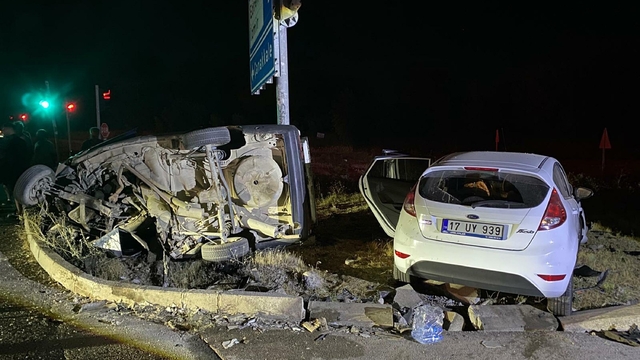 Çanakkale'de kavşakta otomobiller çarpıştı: 1'i ağır, 3 yaralı